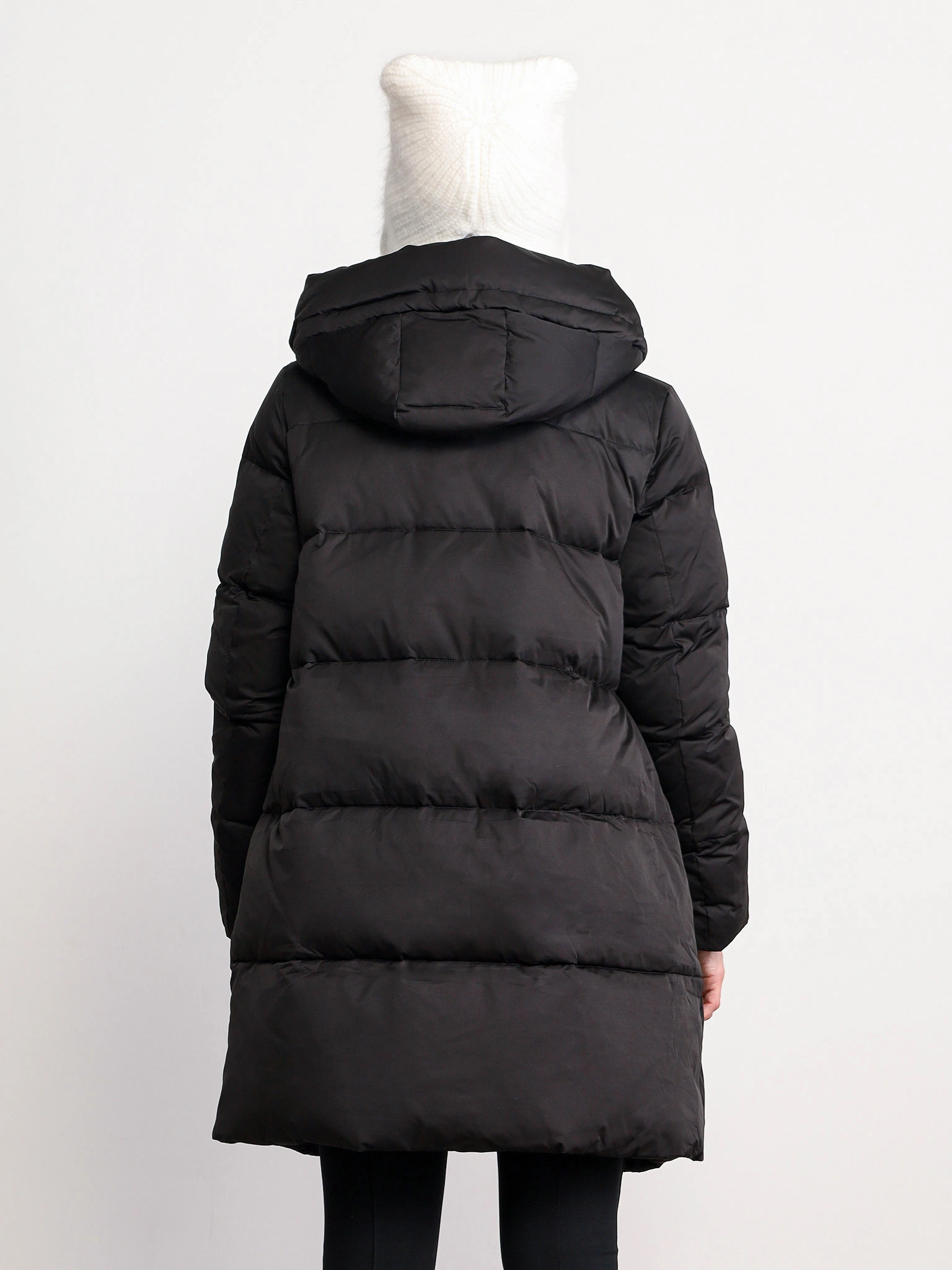 Пуховик черного цвета с капюшоном